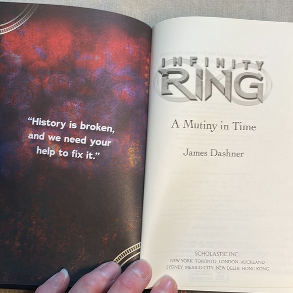 📚2/$6 A Mutiny in Time #1 in the Infinity Ring Series - Picture 8 of 12